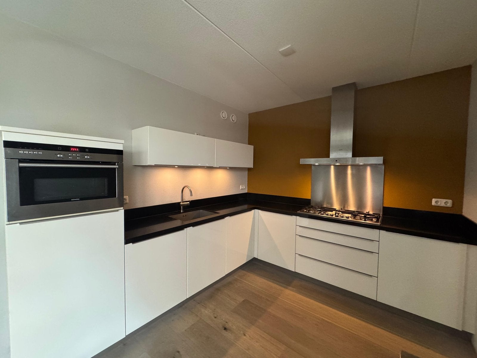 Complete Nette Moderne Hoekkeuken + Apparatuur GEDEMONTEERD, Huis en Inrichting, Wit, Hoekkeuken, Ophalen of Verzenden, Hoogglans of Gelakt