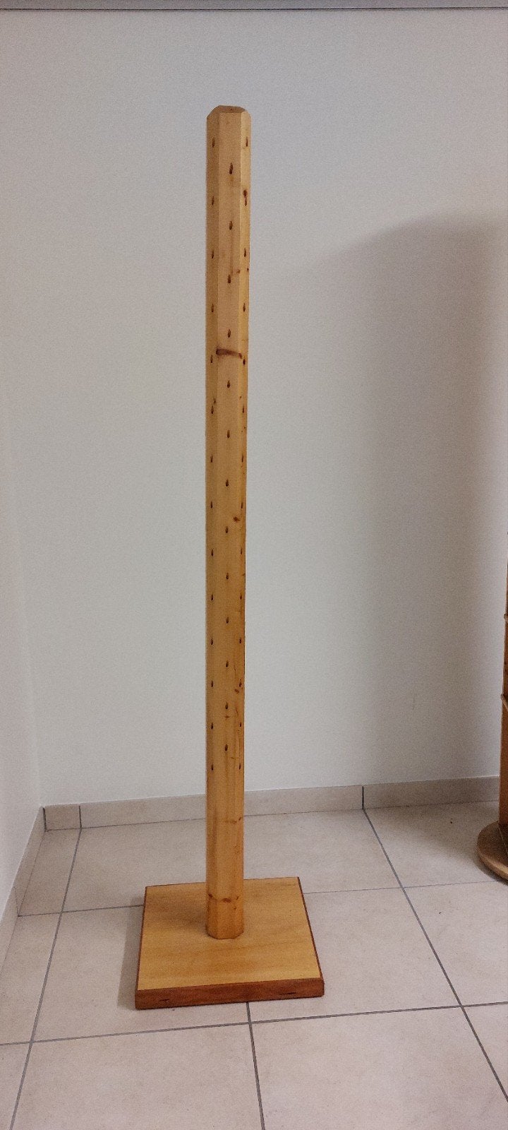 Support en bois sur une grande base pour, par exemple, des b, Enlèvement