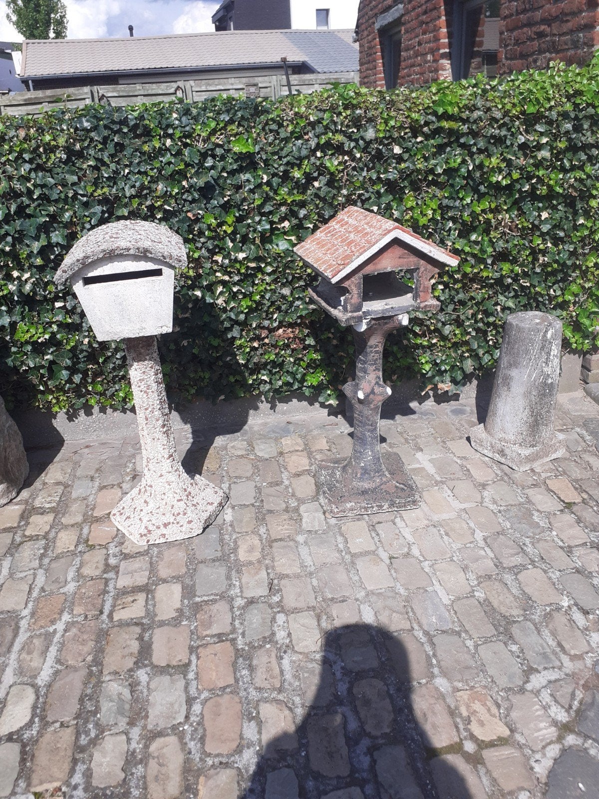 brievenbus en voederhuisje, Ophalen, Gebruikt, Beton, Staande brievenbus