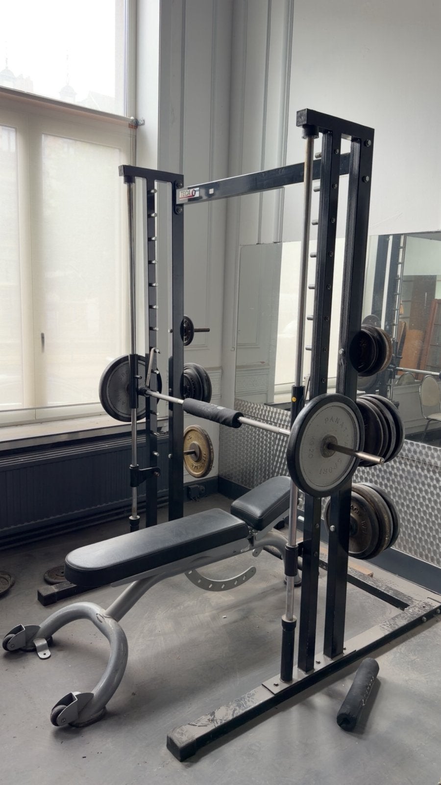 Smith Machine TECA professionnelle + banc + poids – Machine, Enlèvement, Comme neuf