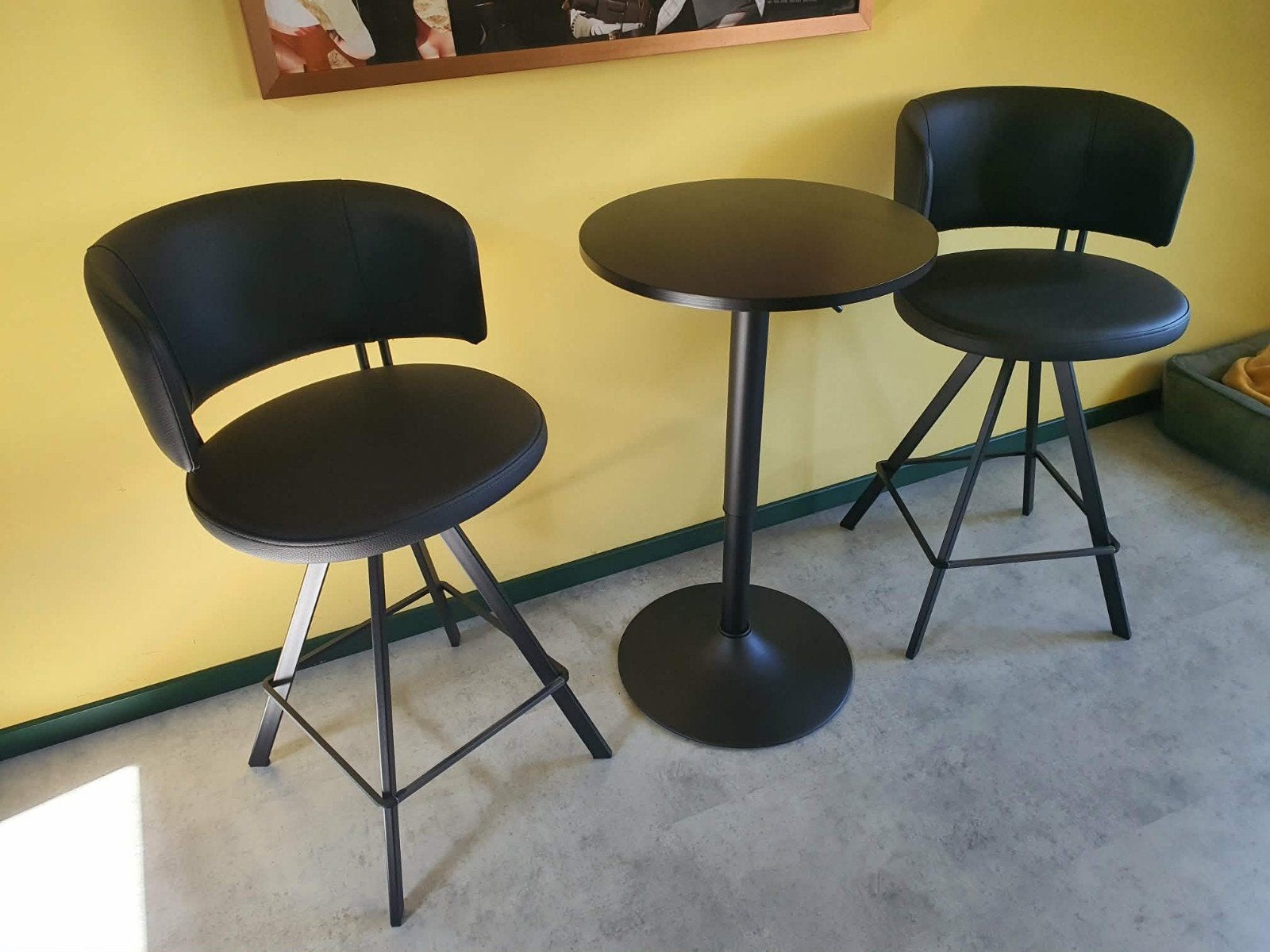 4 barkrukken (zwart leer) + 2 hoge tafels, 4 tabourets, Comme neuf, Enlèvement, Cuir