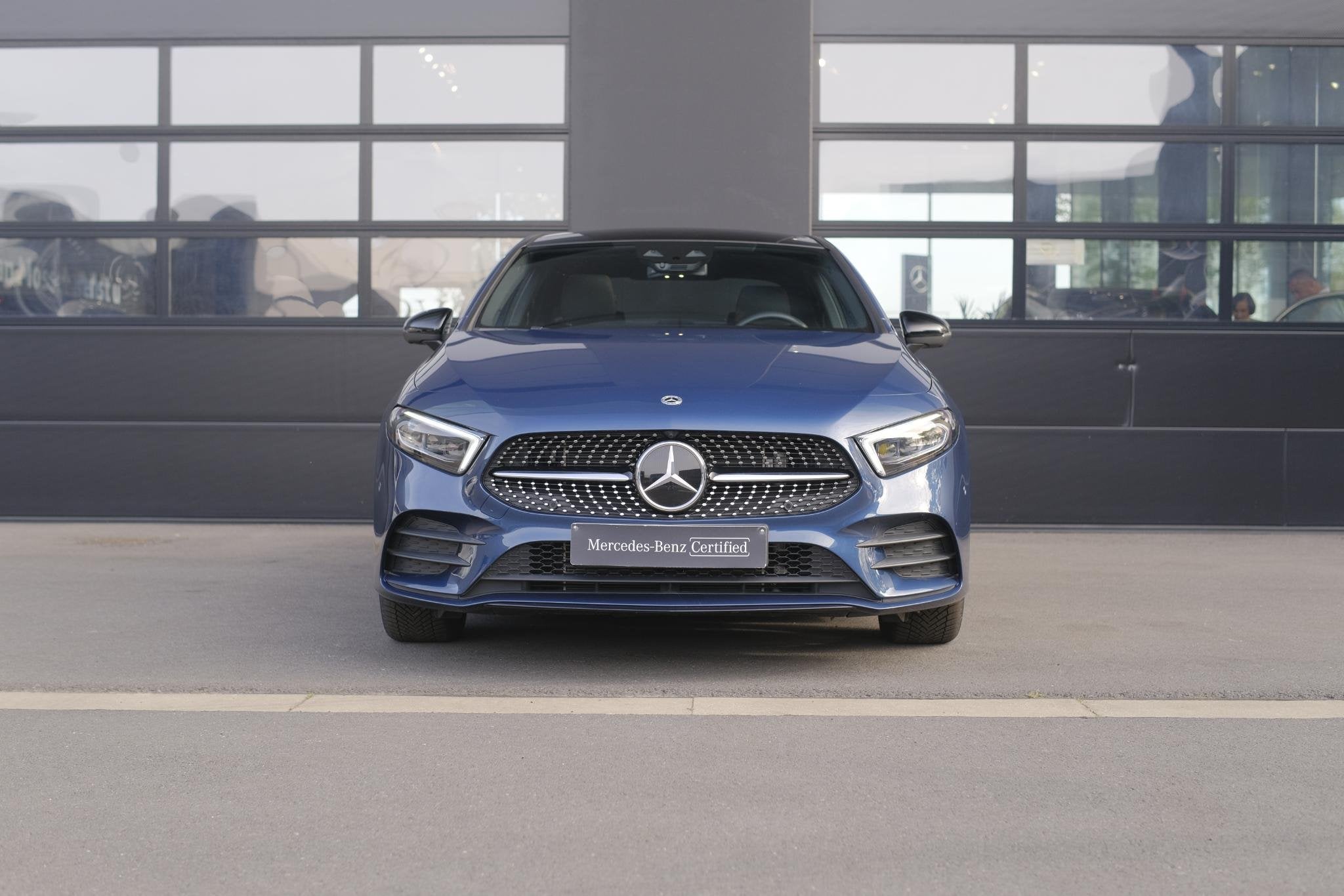 Mercedes-Benz A 250 e AMG Line Berline + PREMIUM PLUS PACK +, Auto's, Stof, 4 cilinders, 16 kWh, Blauw