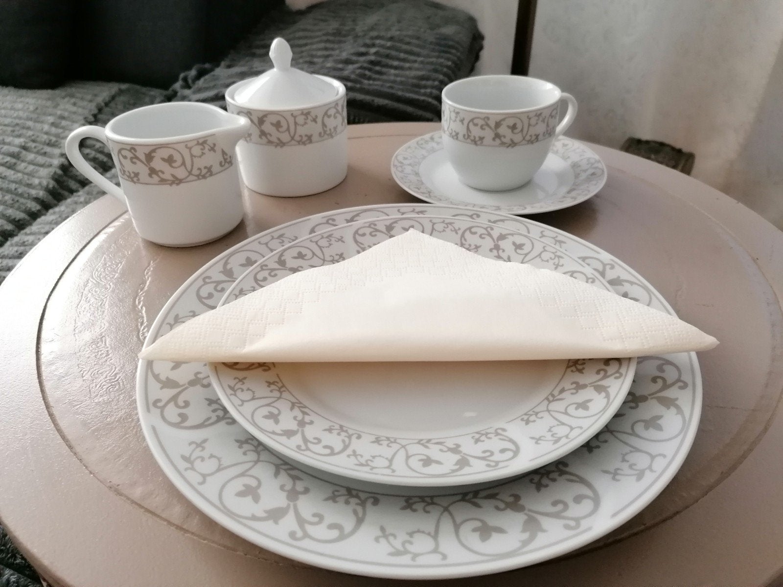 Servies 8 personen met serveerschotels, suiker-en melkpotje, Huis en Inrichting, Keuken | Servies, Ophalen, Porselein, Bord(en)