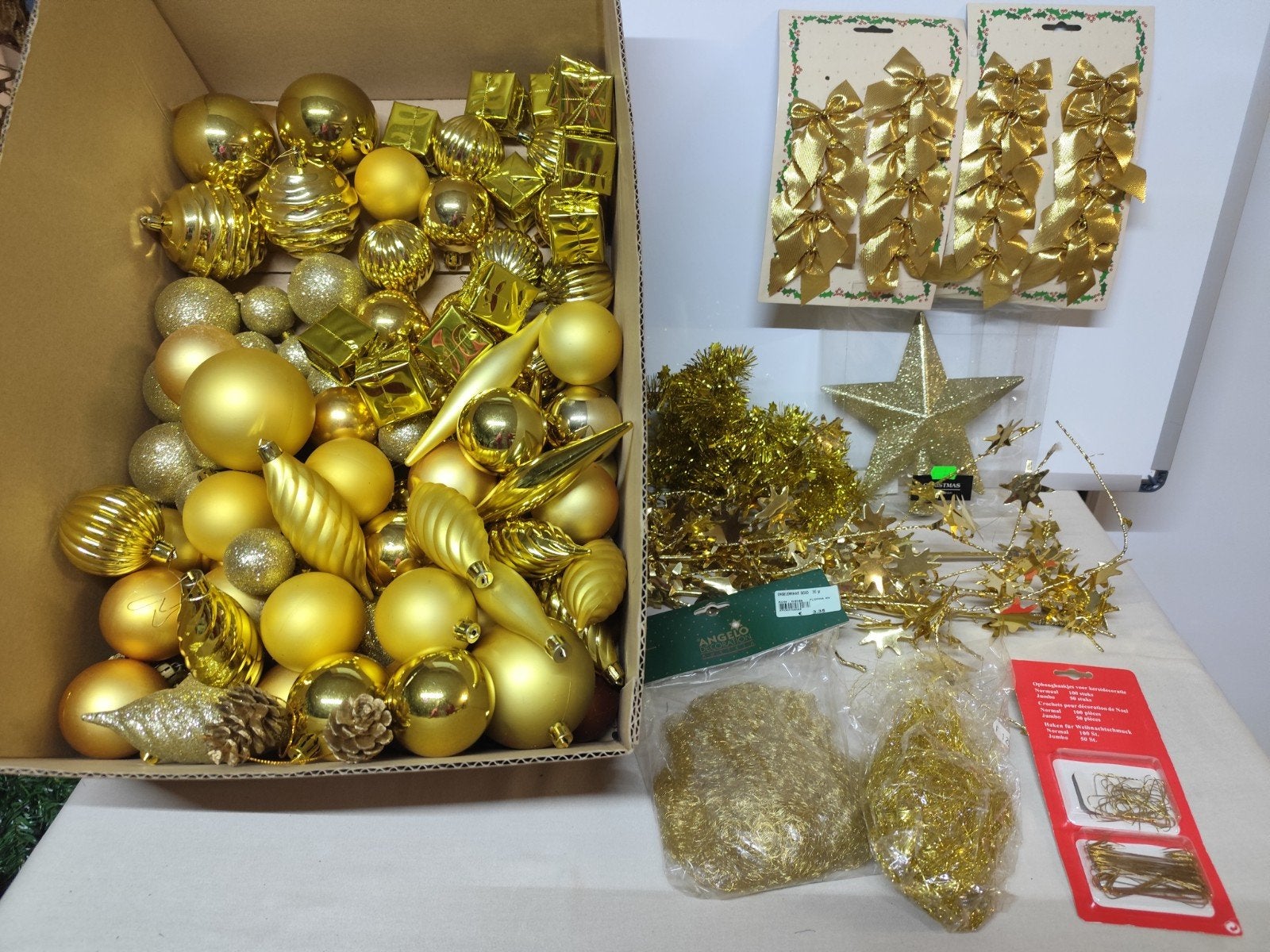 lot 2 met gouden kerstversiering., Diversen, Ophalen