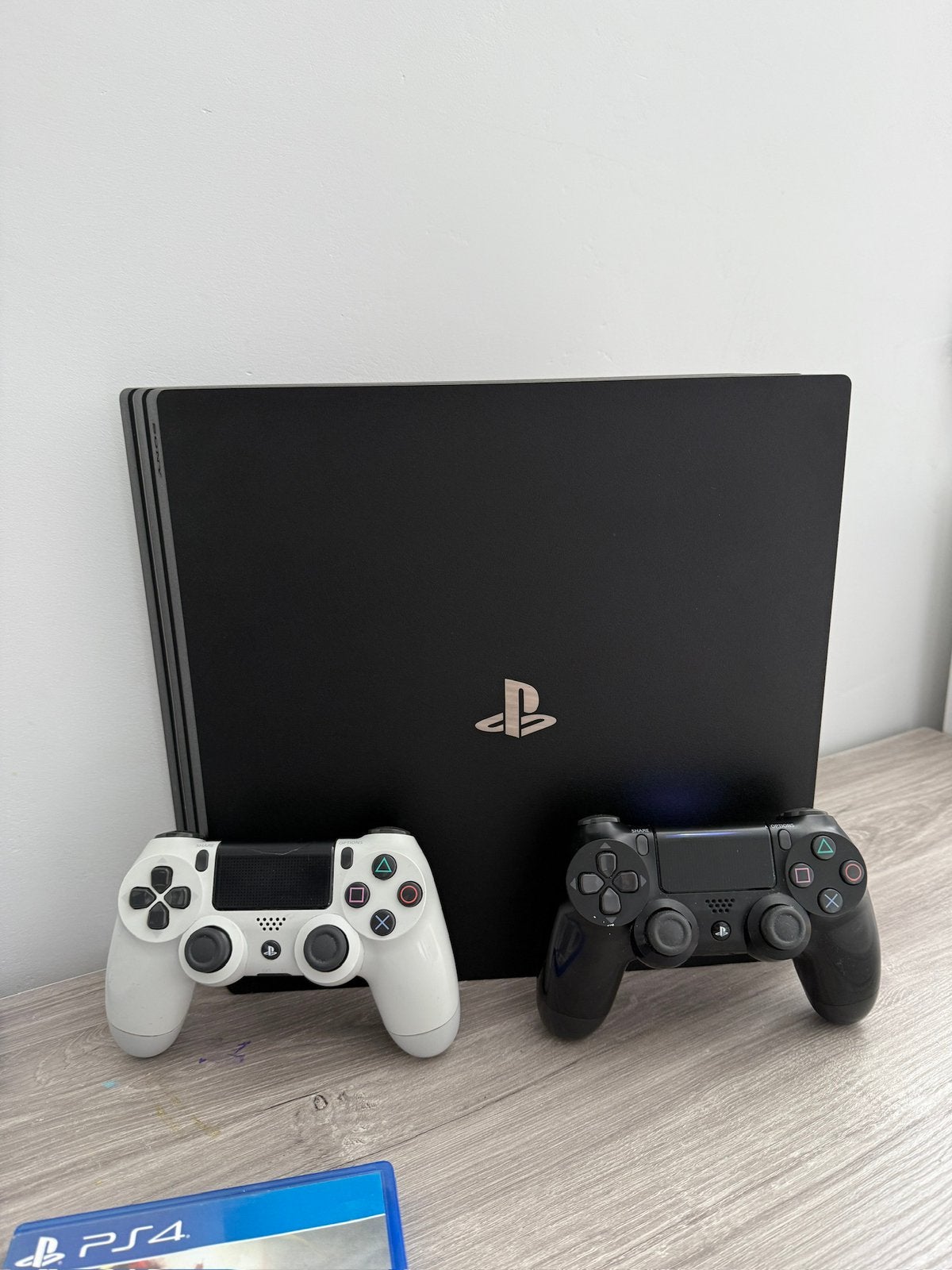 PlayStation 4 Pro + 2 manettes + 27 jeux + volant, vd/éch, Comme neuf, Enlèvement, 1 TB, Pro