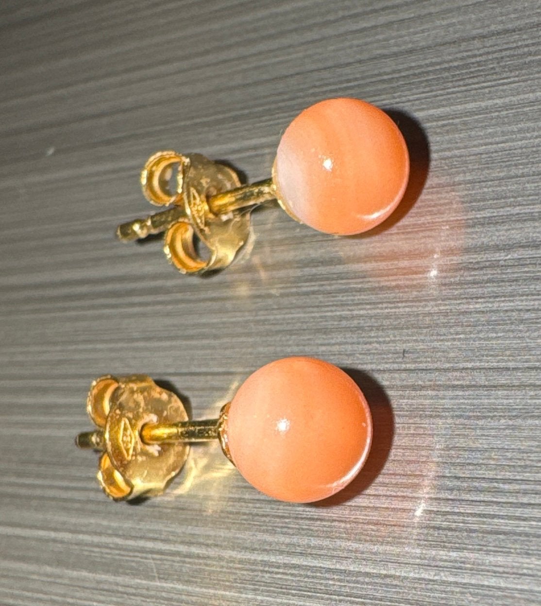 Oorbellen 18k/750 coral (angel skin), Handtassen en Accessoires, Oorbellen, Ophalen of Verzenden, Zo goed als nieuw, Goud, Knopjes of Stekers