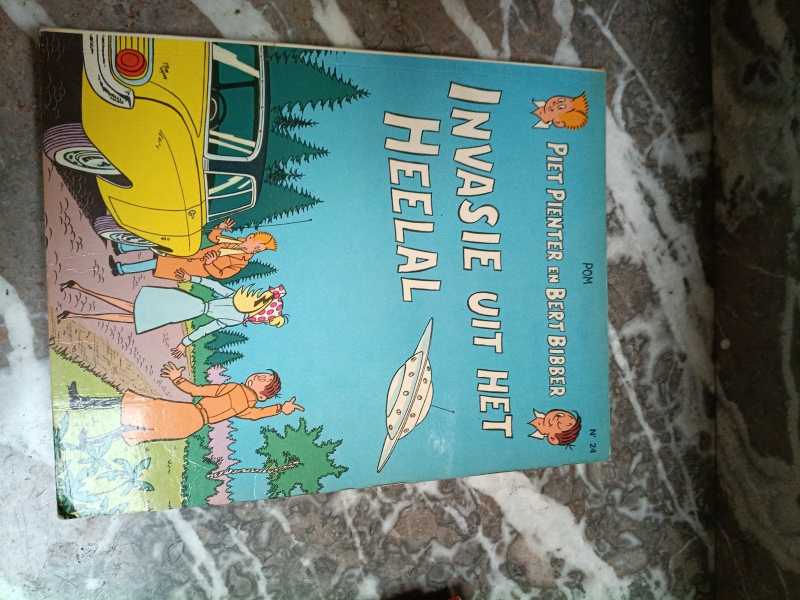 Piet Pieter en Bert Bibber 'Invasie uit het heelal ', Eén stripboek, Ophalen of Verzenden, Gelezen, POM