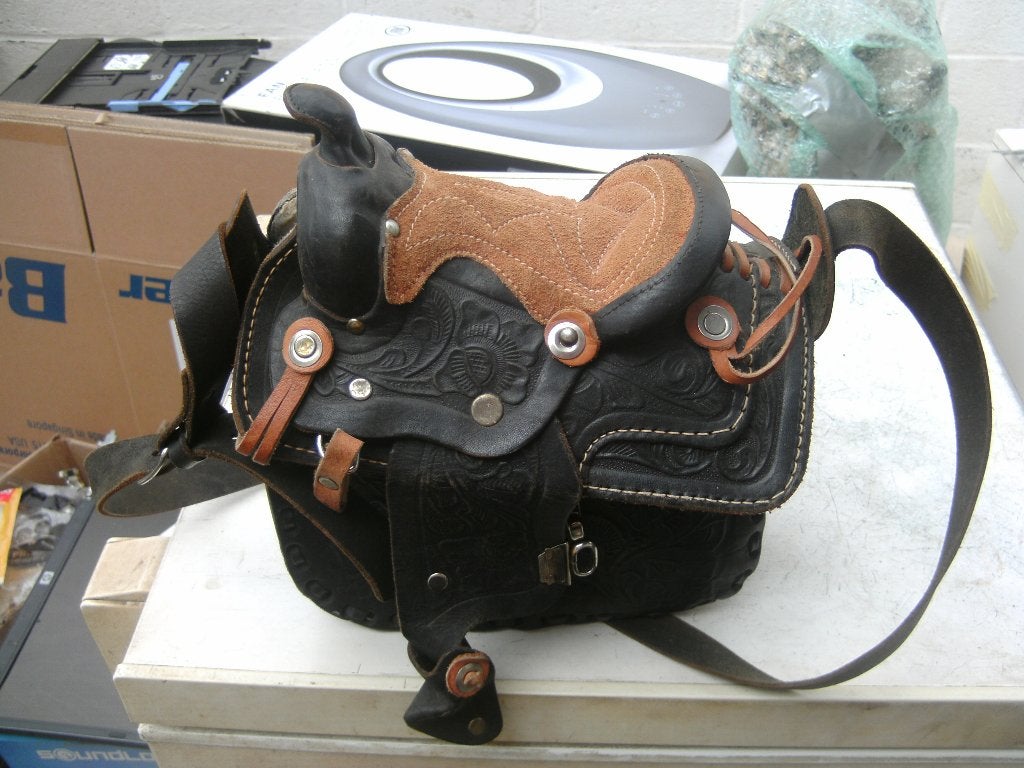 leren schoudertas in een paardenzadelontwerp., Handtassen en Accessoires, Ophalen of Verzenden, Gebruikt, Zwart, Schoudertasje
