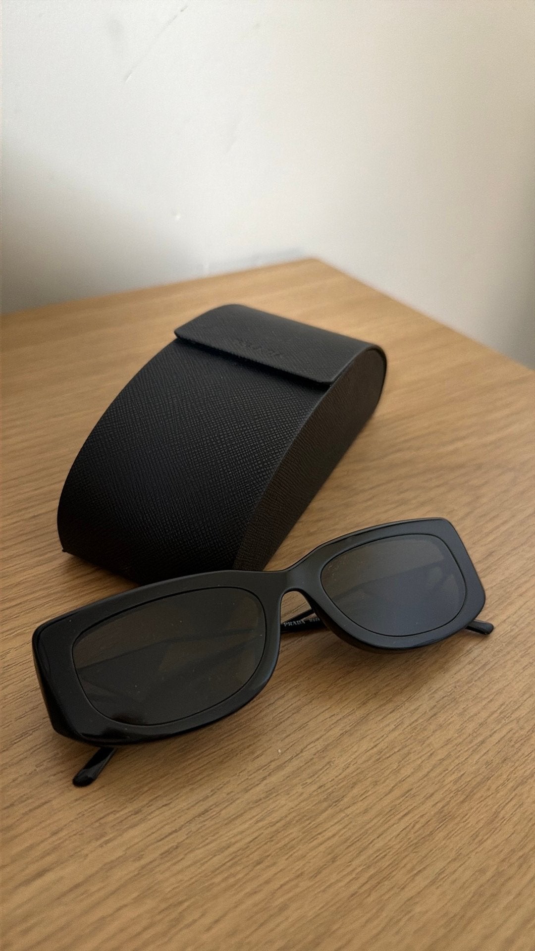Prada zonnebril – zo goed als nieuw – met originele doos, Enlèvement ou Envoi, Comme neuf, Lunettes de soleil, Prada