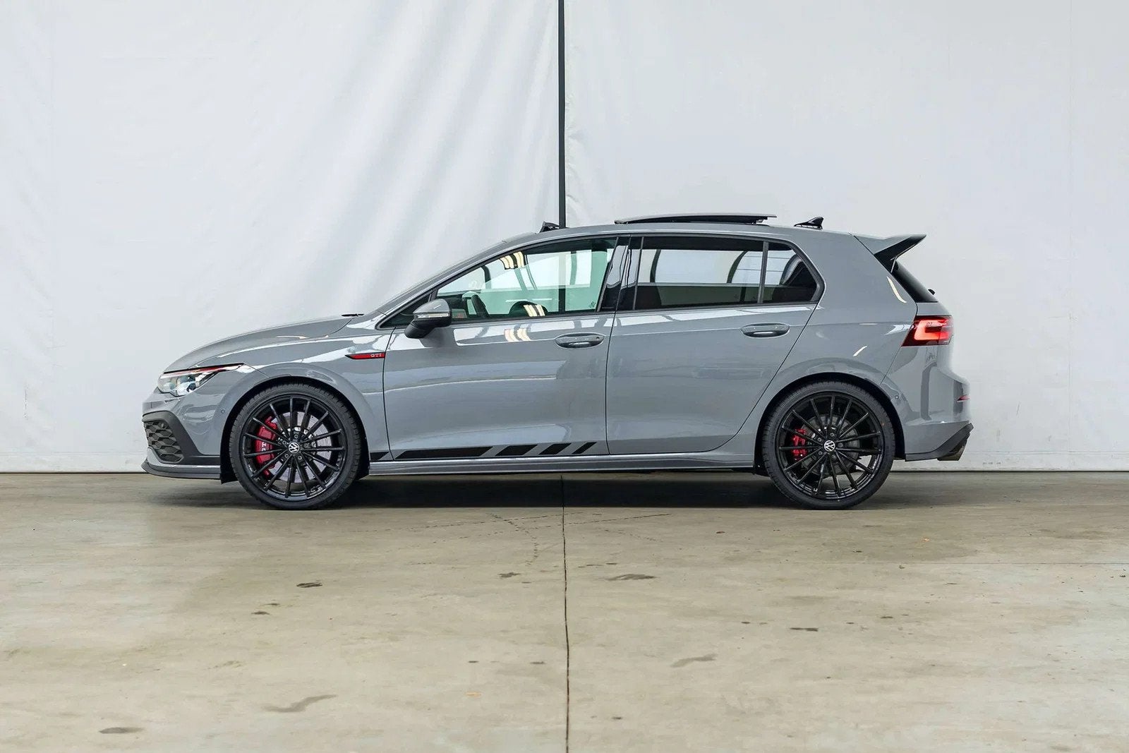 Volkswagen Golf GTI CLUBSPORT|AKRAPOVIC|HEAD-UP|HARMAN-KARDO, Argent ou Gris, 174 g/km, Entreprise, Alcantara
