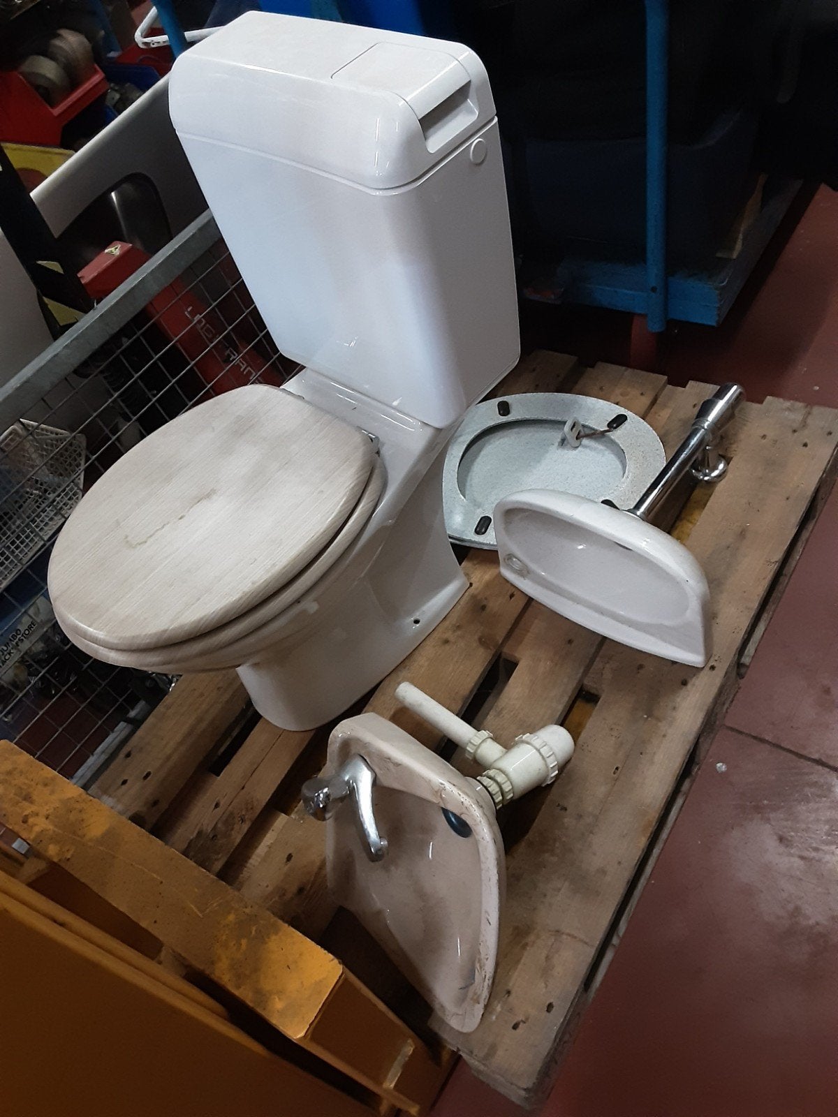 GRATIS WC en wasbakjes, Ophalen