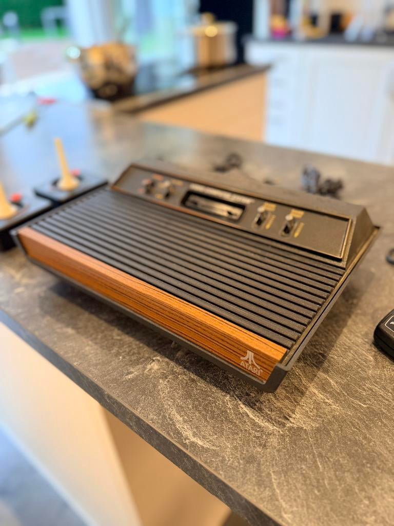 Atari 2600 Woodgrain (4-switch PAL) + controllers + 5 games, Met games, Ophalen of Verzenden, Zo goed als nieuw, Met 3 controllers of meer