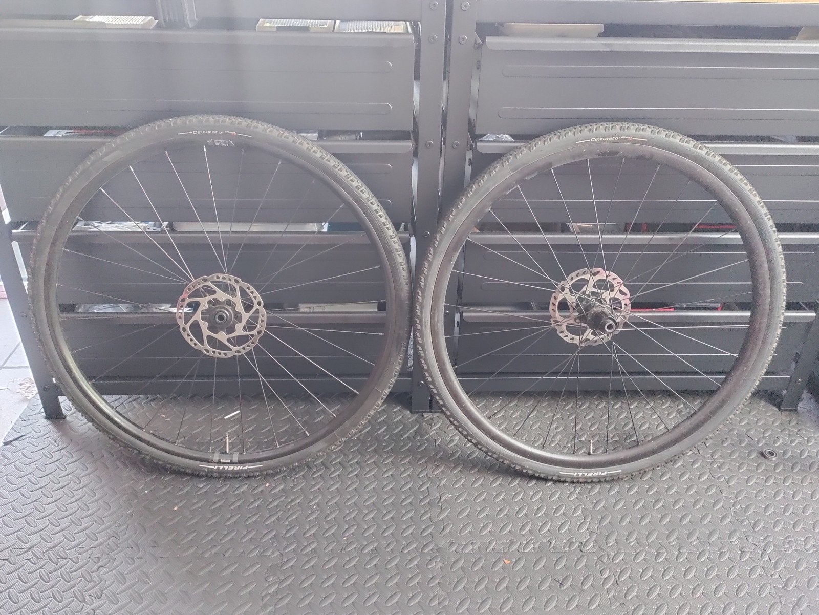 Gravel wielen mooie staat inclusief banden en remschijven, Gebruikt, WTB - SHIMANO, Shimano, Salessbx@shimano-eu.com