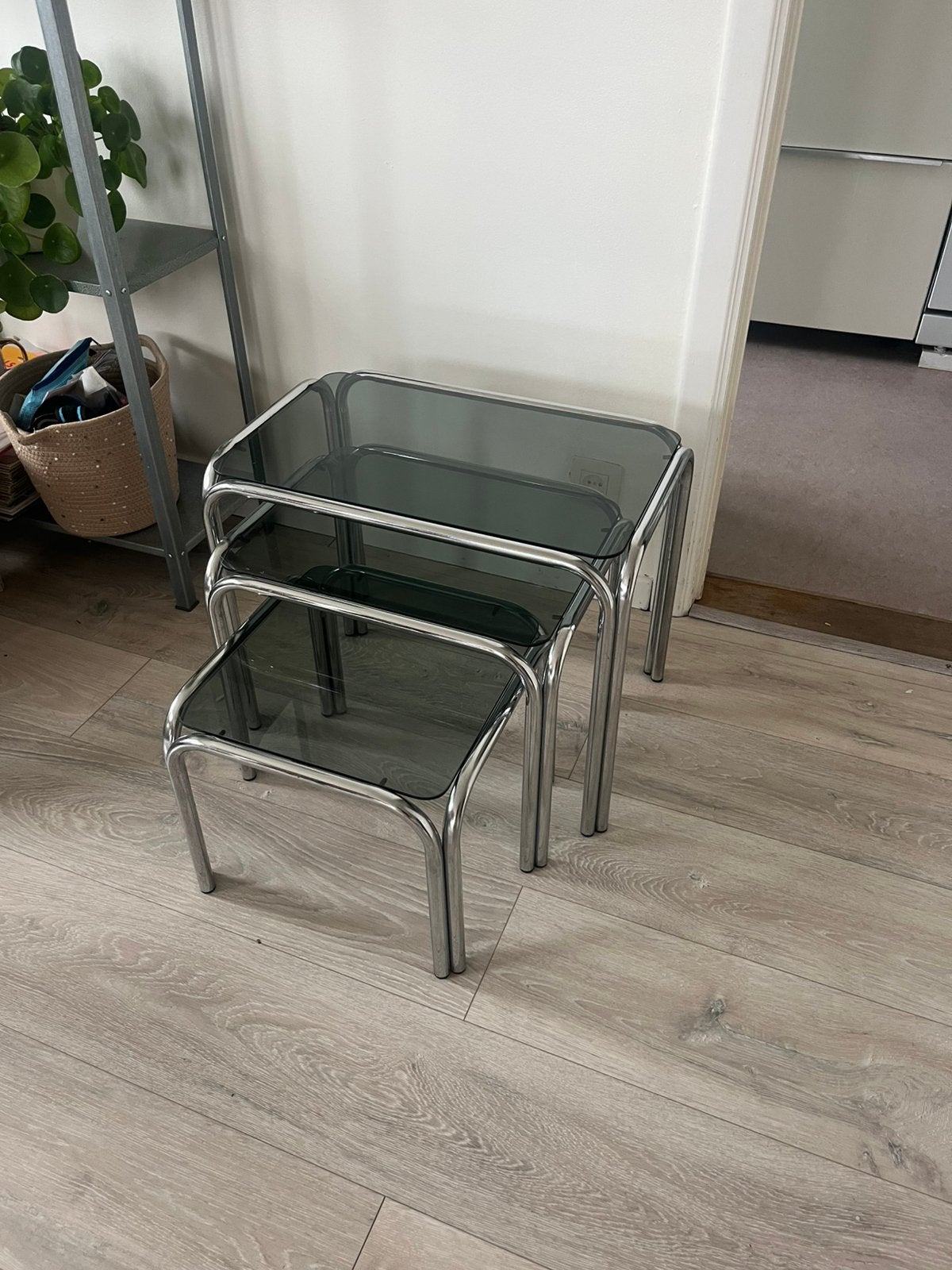 Vintage set van 3 nesttafels,chroom & rookglas – jaren 60/70, Huis en Inrichting, Tafels | Bijzettafels, Ophalen, Bauhaus, Metaal of Aluminium