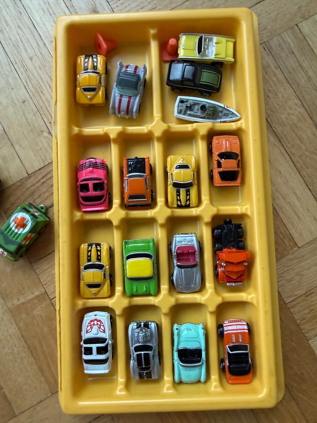 Micro machines  (mini autootjes) plus garage, Verzamelen, Ophalen, Zo goed als nieuw