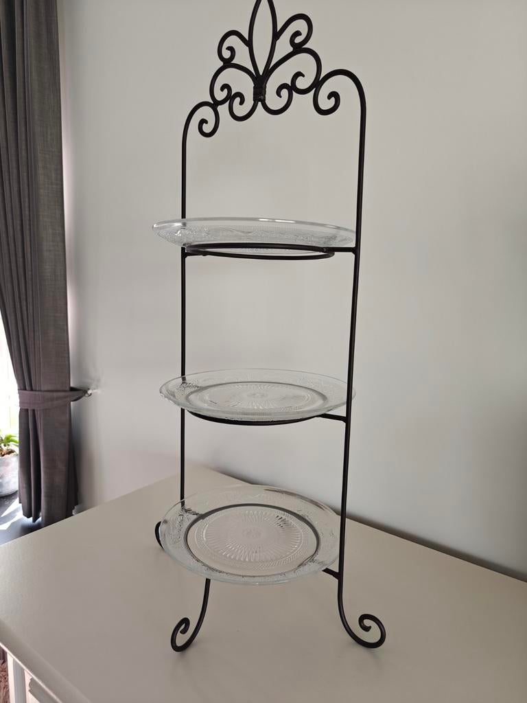 Etagère met glazen borden, Ophalen