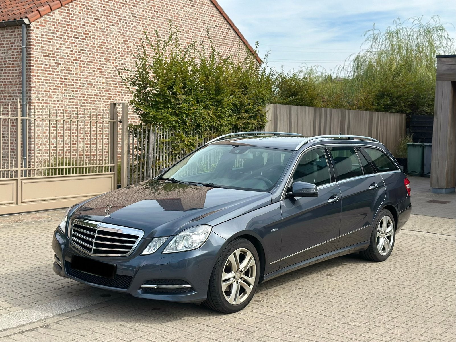 Premier propriétaire de la Mercedes-Benz E200  Xenon Euro 5, Autos, Mercedes-Benz, Euro 5, Achat, Boîte manuelle, 5 portes