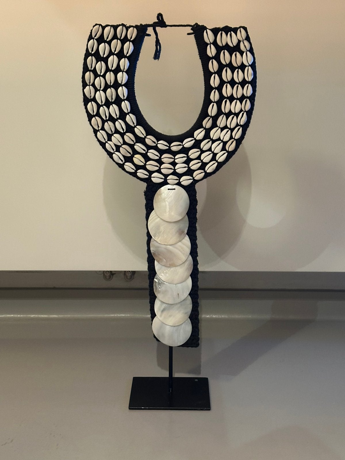 Schelpenketting op standaard, Huis en Inrichting, Woonaccessoires | Kransen, Ophalen of Verzenden, Zo goed als nieuw