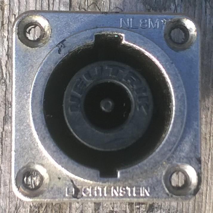 Speakon chassisdeel 8-polig vierkant, Musique & Instruments, Câbles & Prises, Utilisé, Haut-parleur ou Amplificateur, Enlèvement ou Envoi