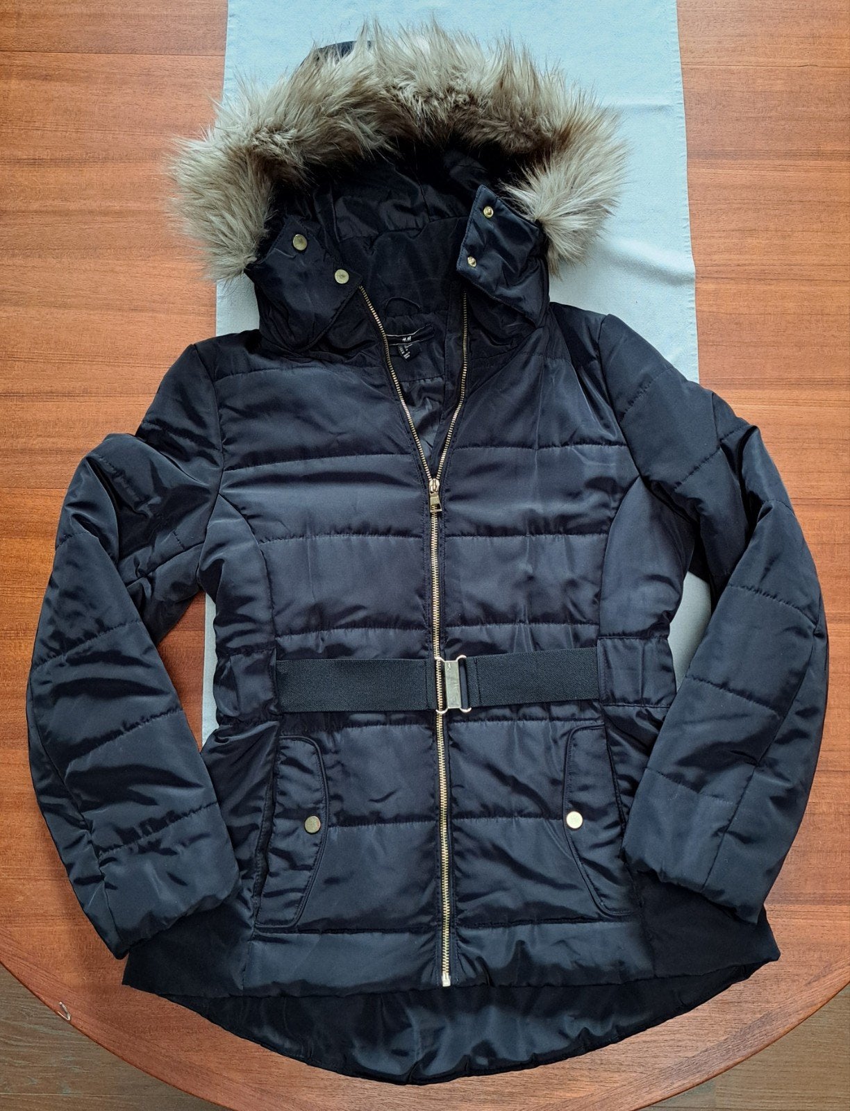 Gevoerde zwarte winterjas H&M met kap en riem. Medium., Vêtements | Femmes, Vestes | Hiver, Enlèvement