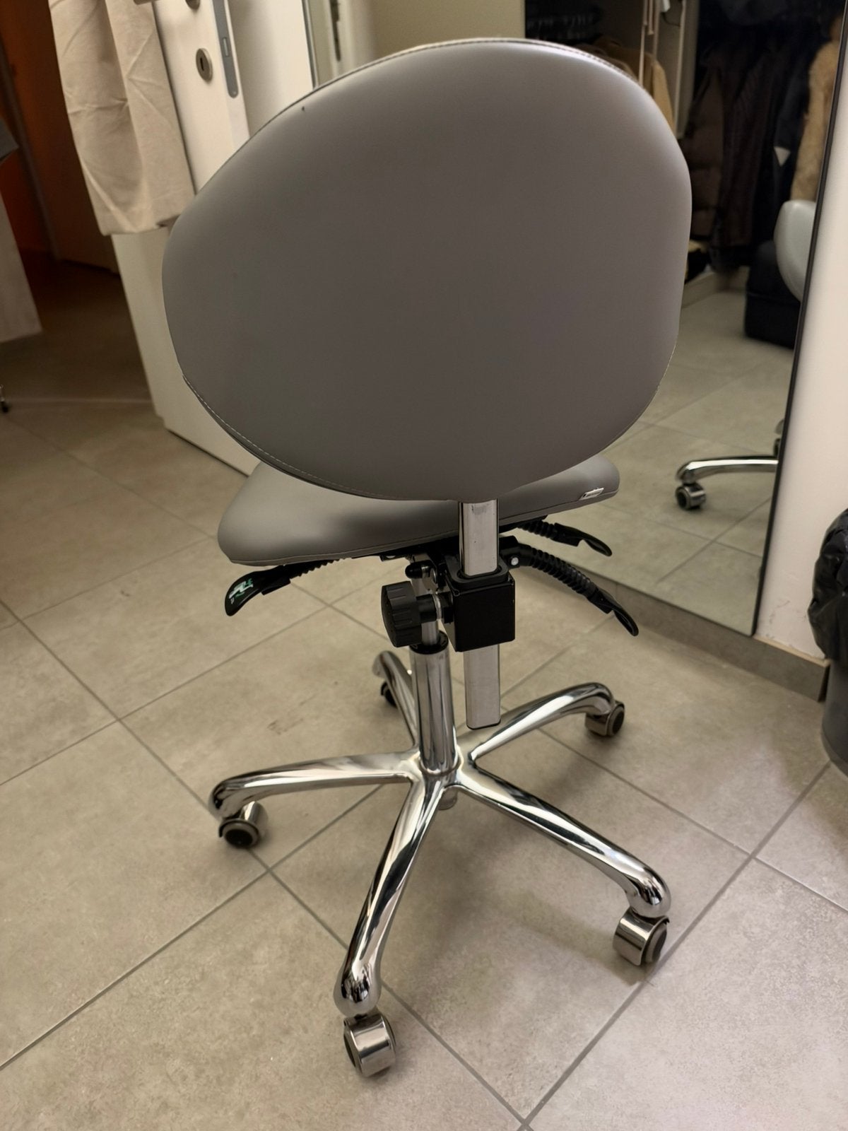 Ergonomische zadelkruk met rugleuning – Grijs – Verstelbaar, Ophalen, Zo goed als nieuw, Grijs