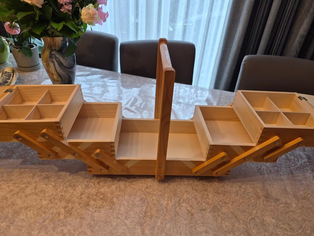 Houten naaidoos met een uitklapbaar cantileverontwerp., Enlèvement ou Envoi