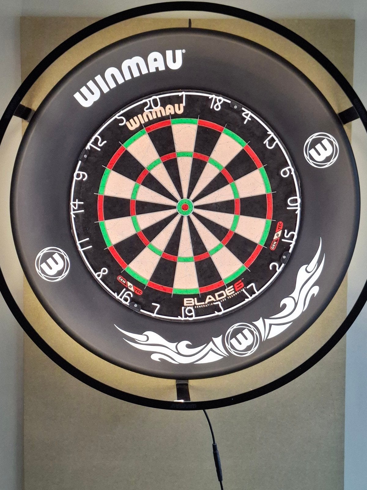 Darts bord Blade 6, met led licht ring, en zachte ring., Sport en Fitness, Ophalen, Zo goed als nieuw, Dartbord