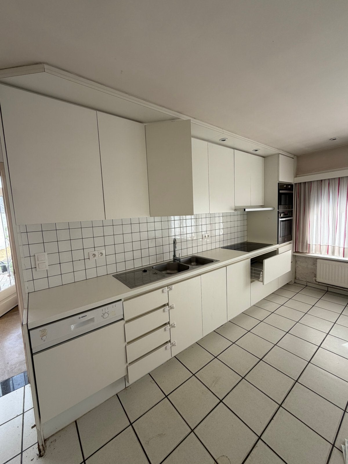 Complete keuken met toestellen – moet weg, Huis en Inrichting, Keuken | Complete keukens, Ophalen, Gebruikt, Wit, Dubbelwandige keuken