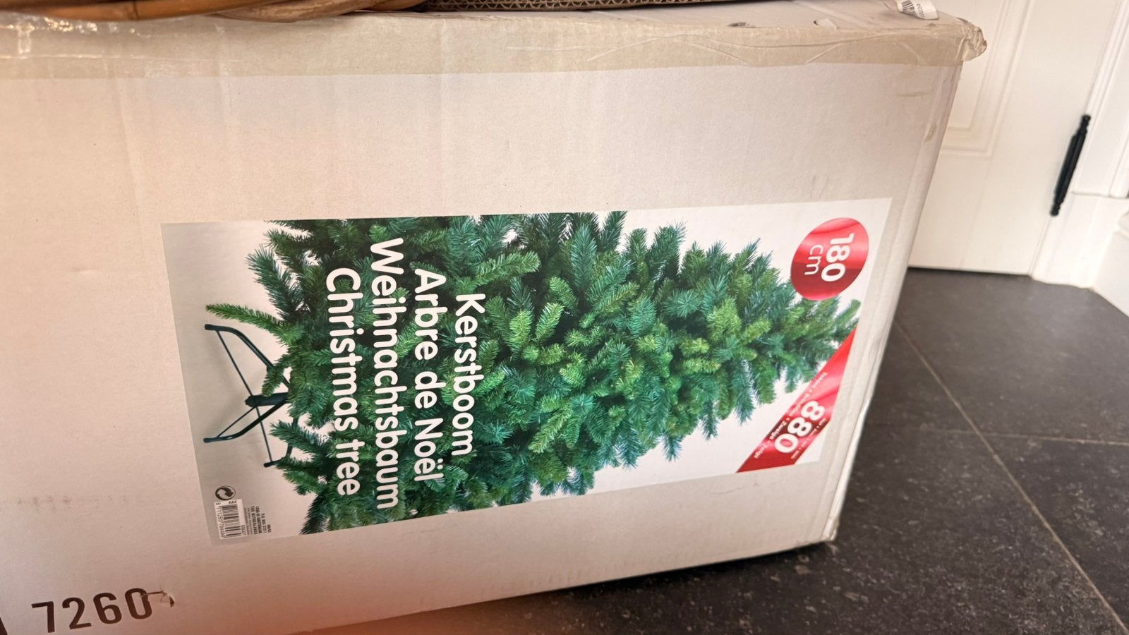 Kerstboom met tas vol decoratie en mand, Ophalen, Zo goed als nieuw