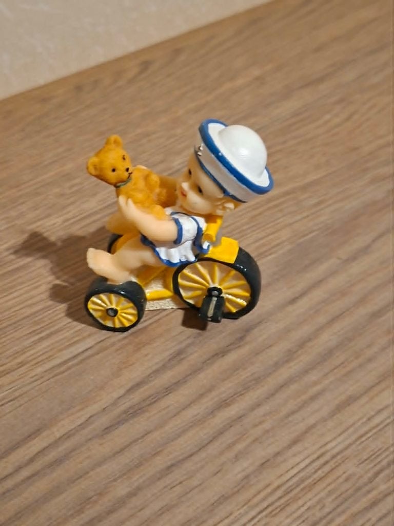 Decoratief beeldje : baby-matroos met beertje op driewieler, Enlèvement ou Envoi, Comme neuf, Humain