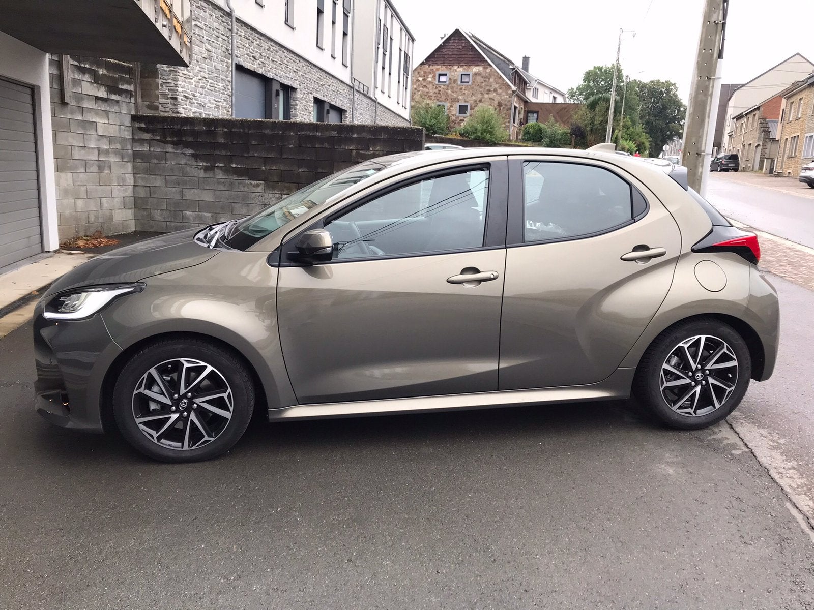 Toyota Yaris 1.5i. Hybrid. Euro 6d, Achat, Autres couleurs, Noir, Adapté aux personnes handicapées