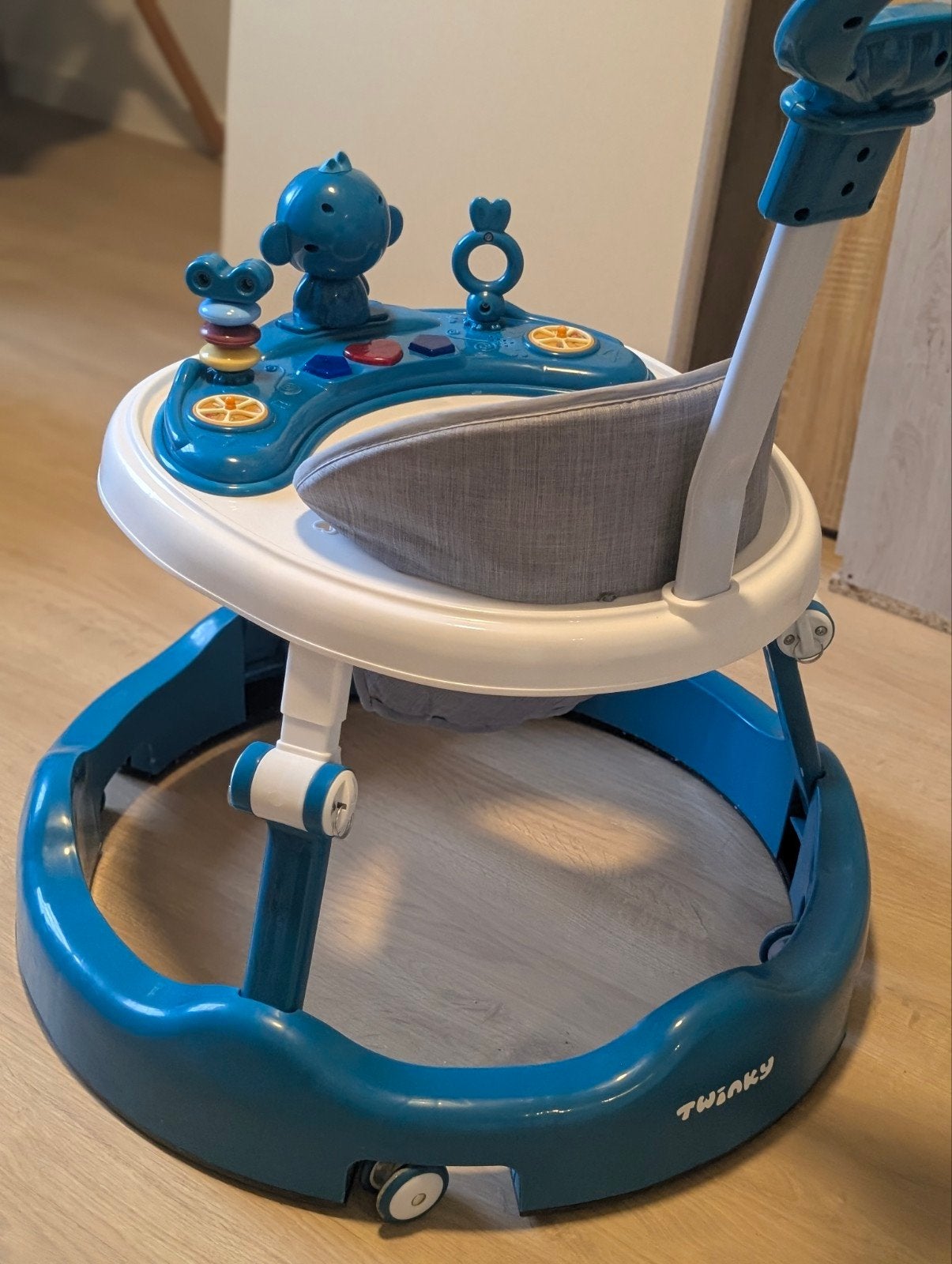 Loopstoeltje met duwstang en activiteiten, Ophalen