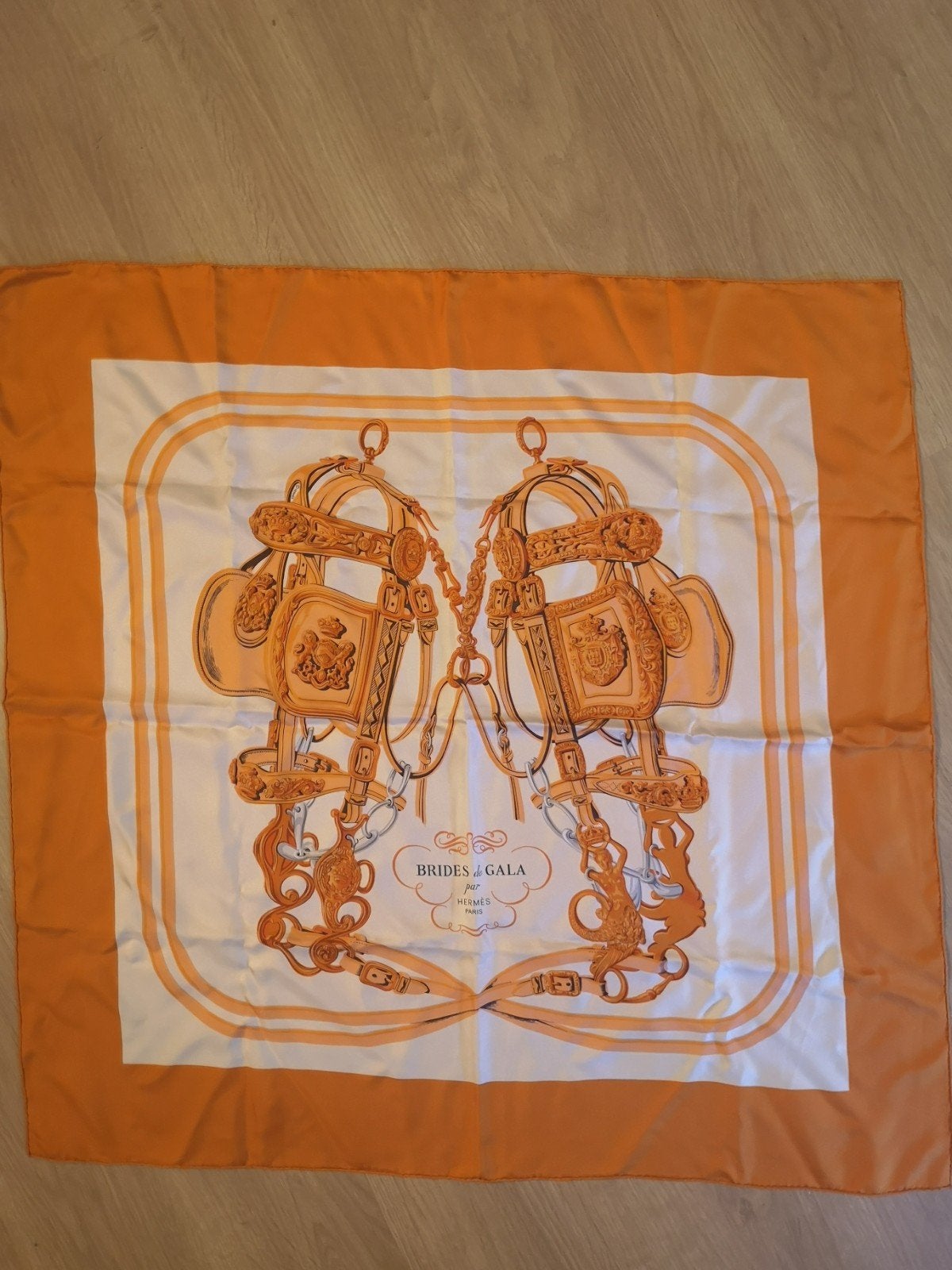 Foulard Hermès, Enlèvement