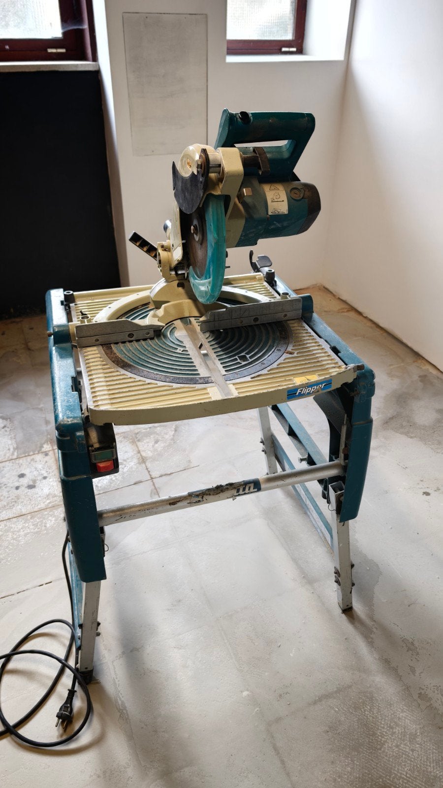 MAKITA AFKORT-TAFELZAAG "FLIPPER", Doe-het-zelf en Bouw, Ophalen, Gebruikt, Makita