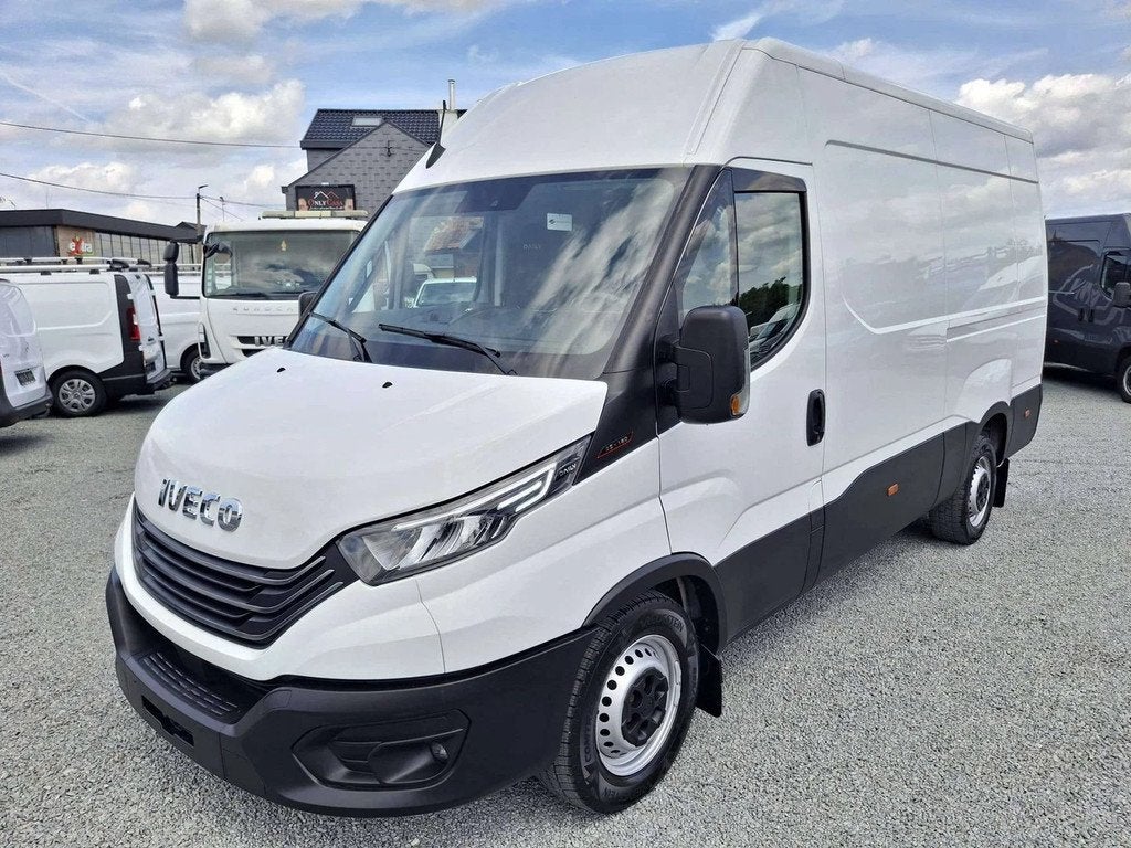 Iveco Daily 35S18 3.0 (bj 2023), Gebruikt, Iveco, Wit, Bedrijf