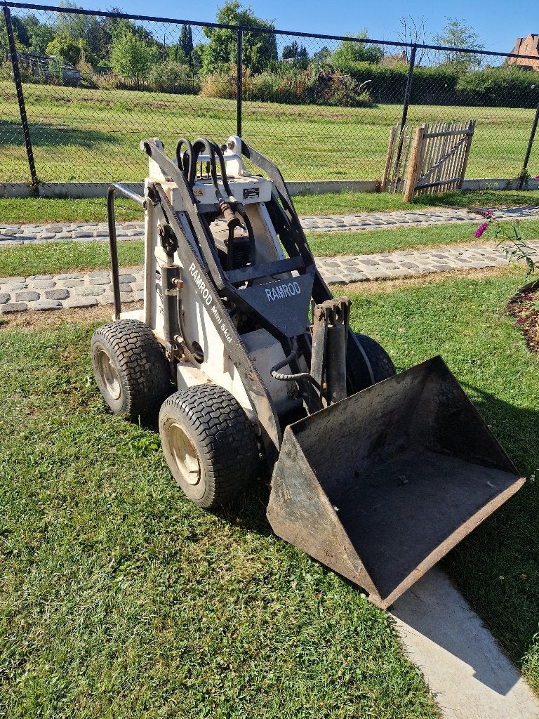 Skidster ramrod, Articles professionnels, Machines & Construction | Grues & Excavatrices, Chargeuse sur pneus ou Chouleur, Enlèvement