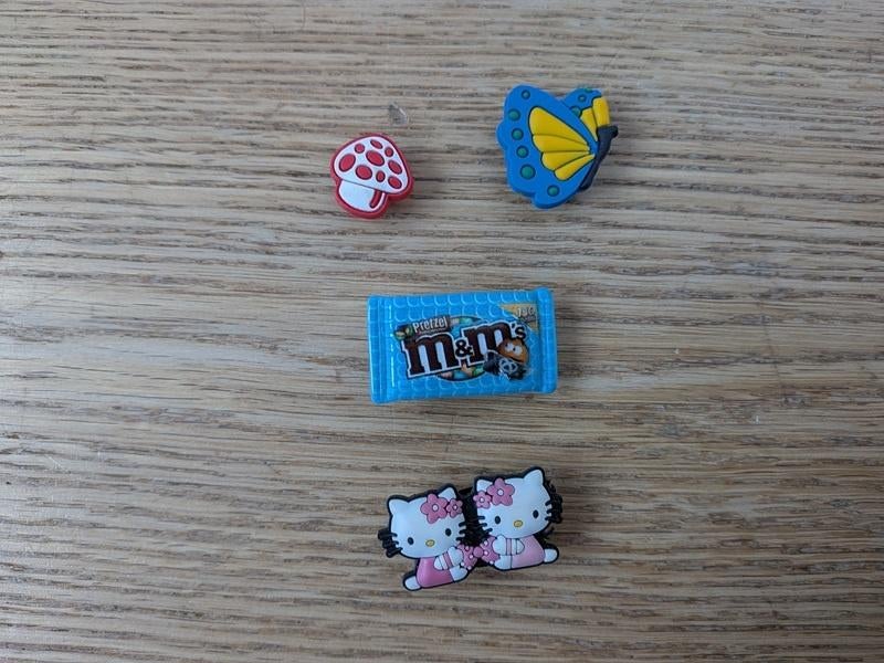 accessoires : pins Crocs Hello Kitty et papillon et M&Ms, Enlèvement, Utilisé