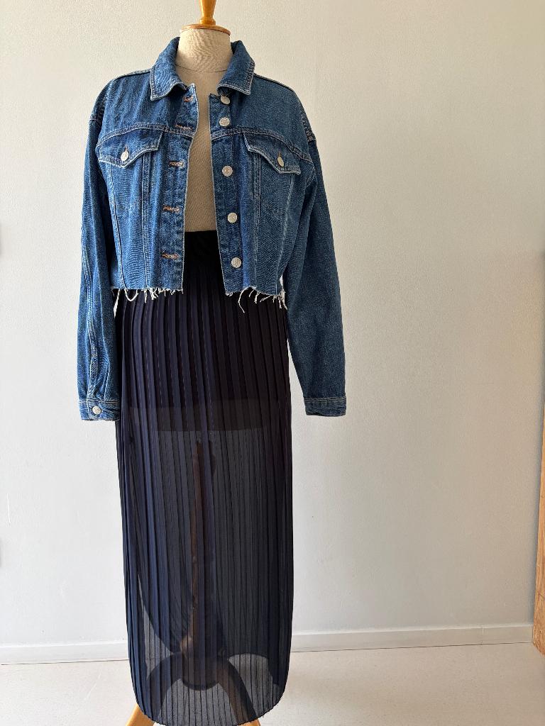 Korte jeans vest met blauw geplisseerde rok, Kleding | Dames, Ophalen of Verzenden, Zo goed als nieuw, Maat 34 (XS) of kleiner