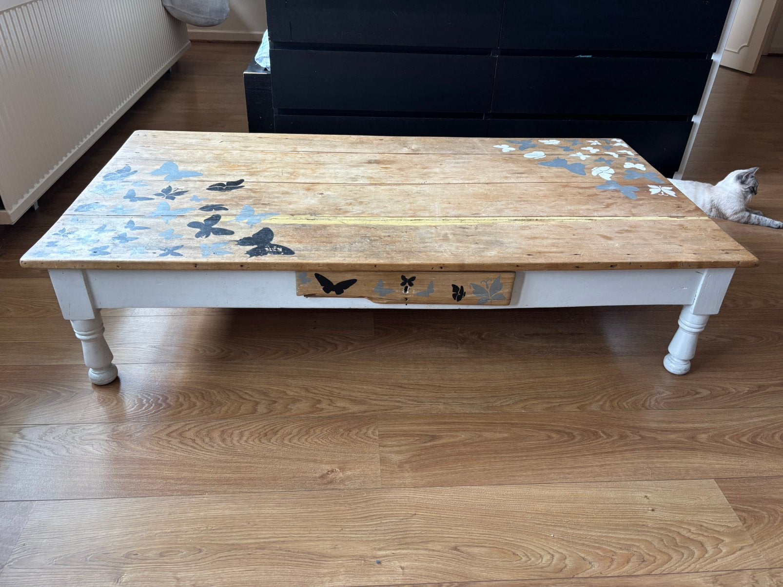 Table de salon en bois avec tiroir., 100 à 150 cm, Ancien/Farmhouse, Enlèvement, Utilisé