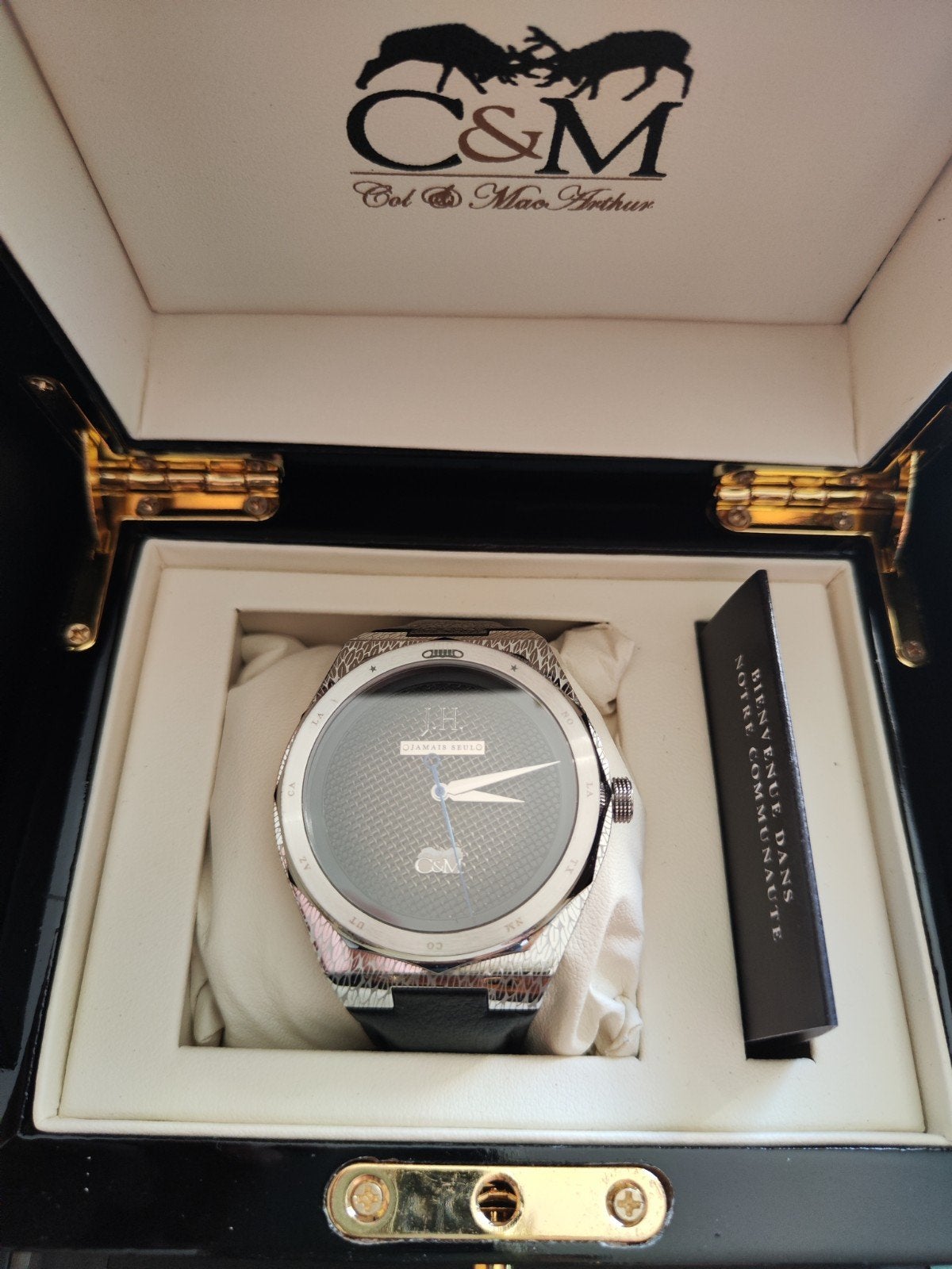 Montre officielle Johnny Hallyday "Jamais Seul" – Col&MacArt, Autres marques, Cuir, Acier, Enlèvement