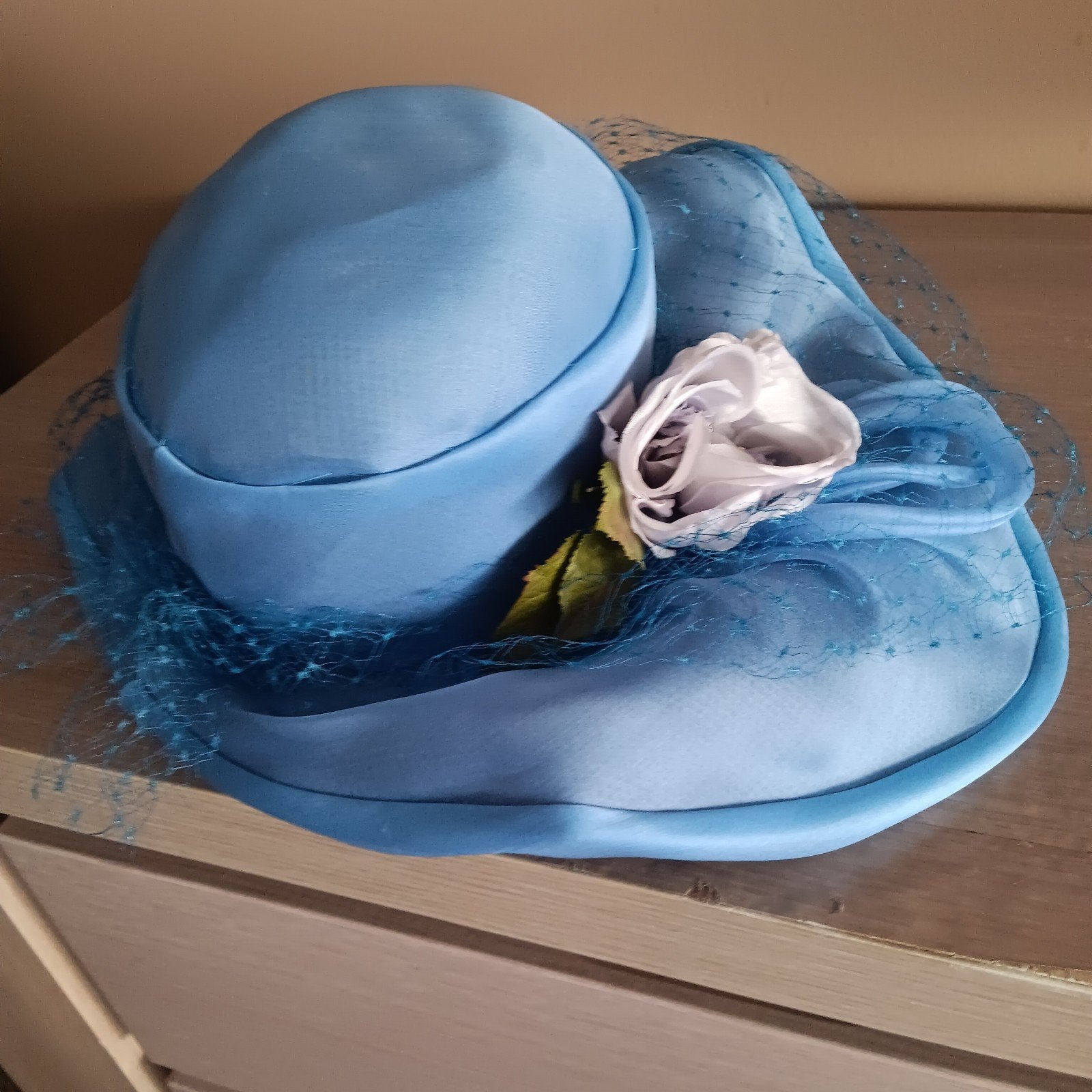 chapeau pour femme, Enlèvement