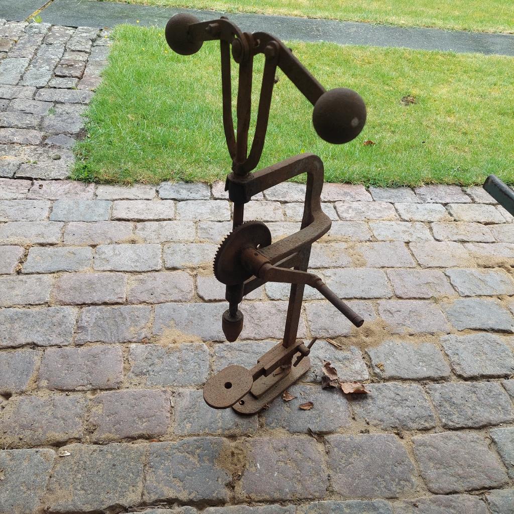 oude manuele boormachine, Ophalen