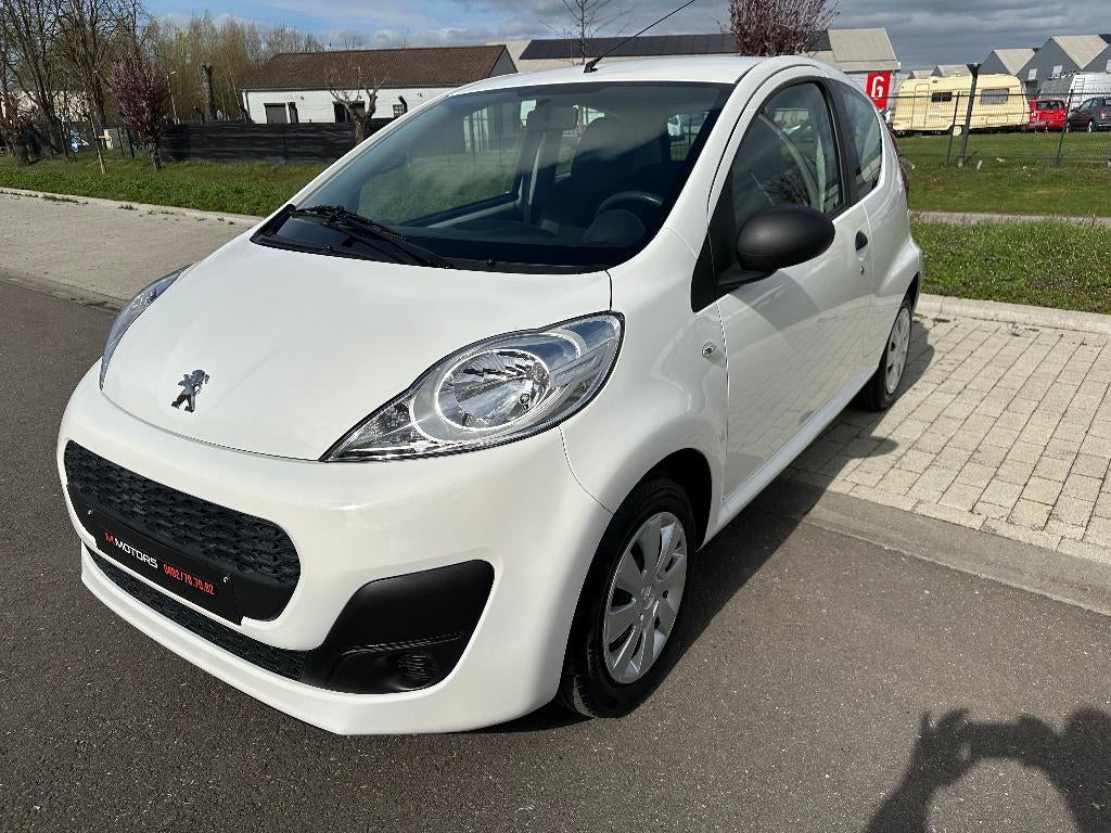 PEUGEOT > > 107 >  > 25.000km >  > ALS NIEUW  >  1  EIGENAAR, Auto's, Voorwielaandrijving, Stof, Zwart, Wit