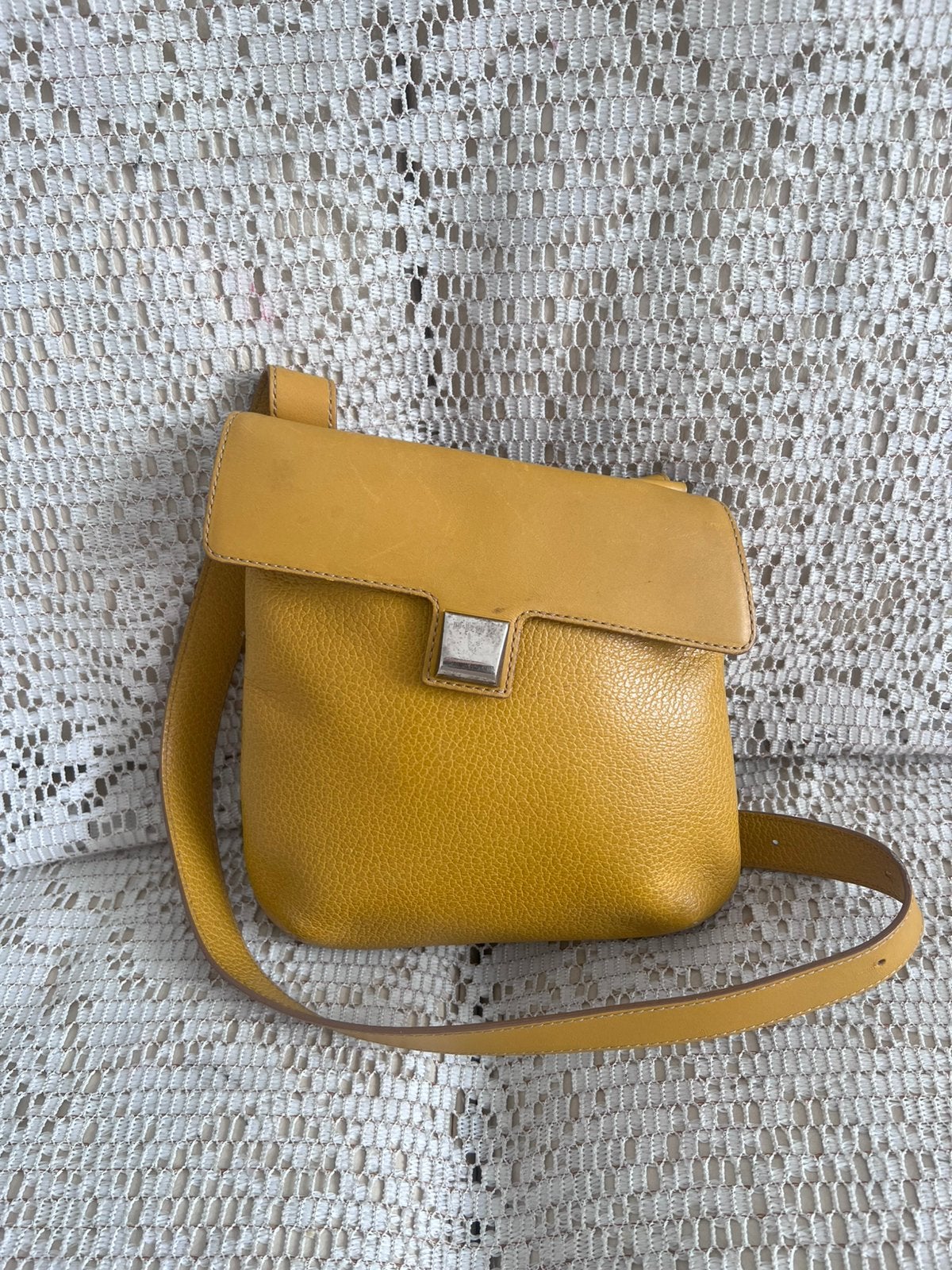 Sac bandoulière DELVAUX cuir jaune, Bijoux, Sacs & Beauté, Enlèvement ou Envoi, Comme neuf, Jaune, Cuir