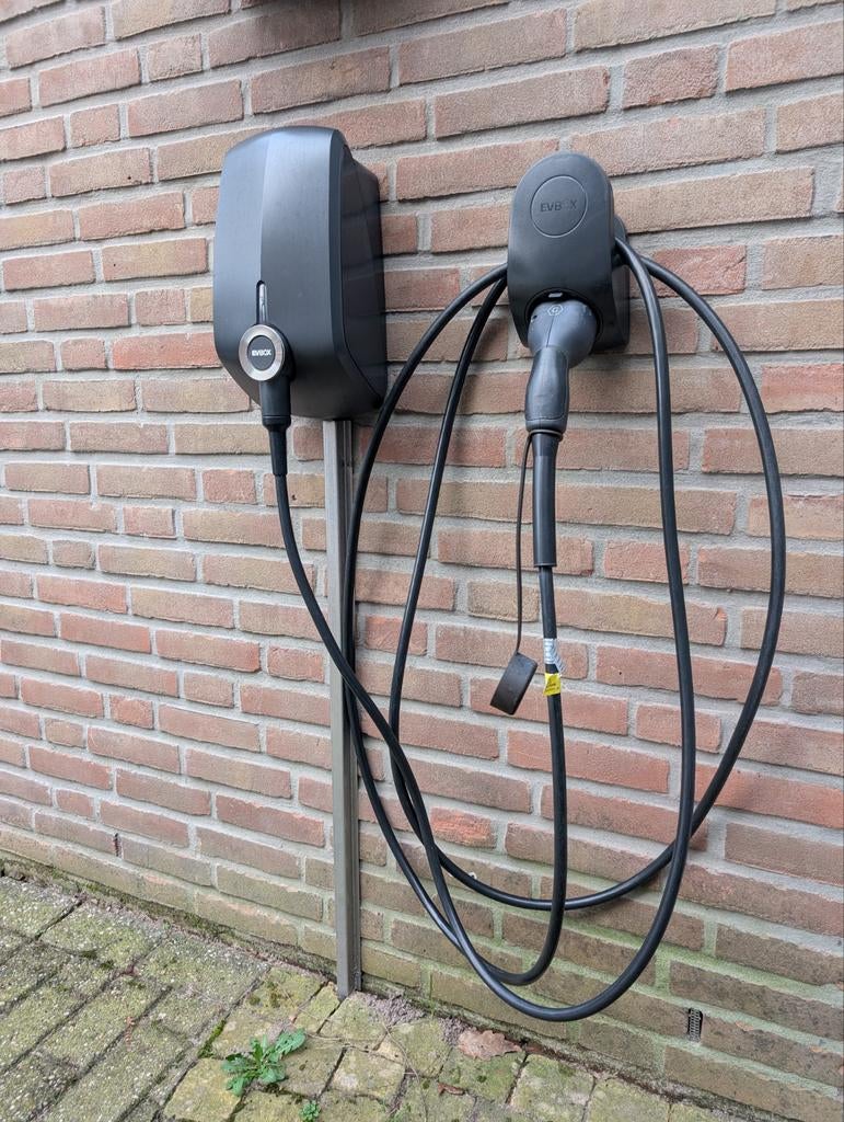 EVBox Elvi met vaste laadkabel 5m (22kW) inclusief houder, Autos : Divers, Bornes de recharge, Comme neuf, Borne de recharge et Câble de charge