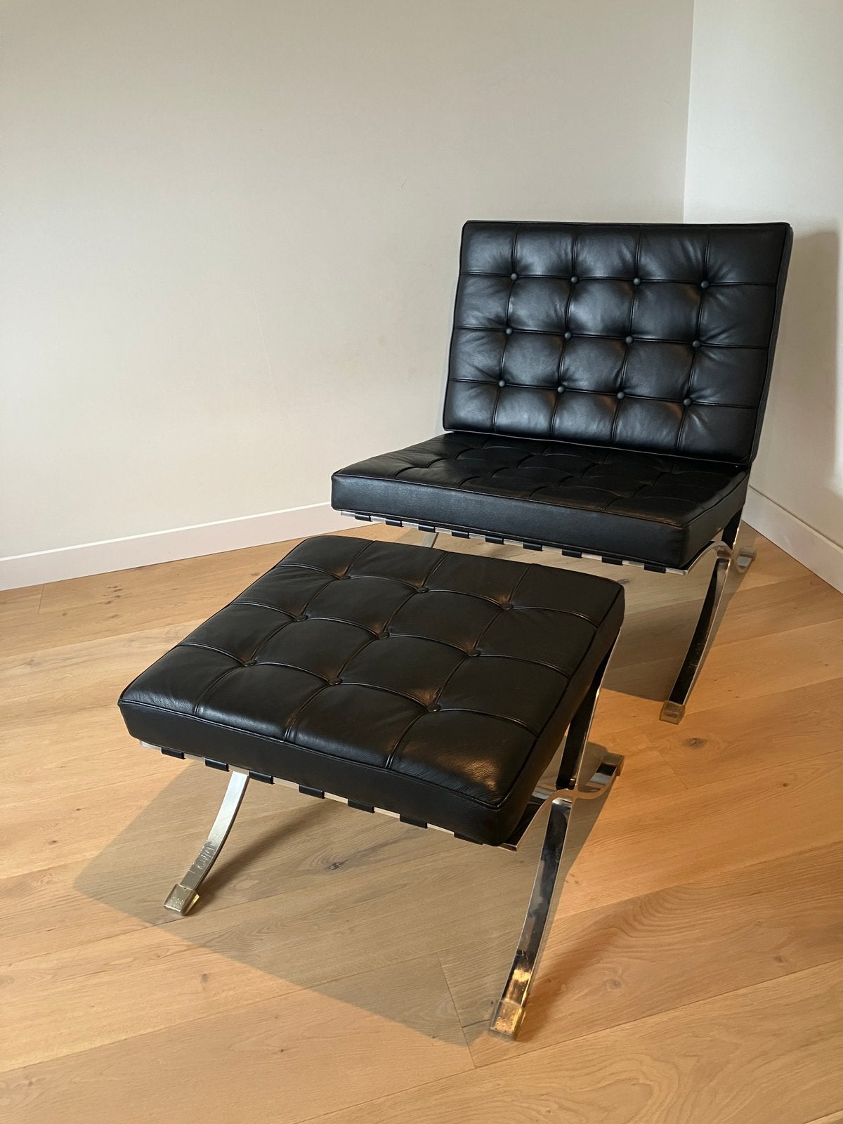 Chaise Barcelona avec pouf (pouf) noir, Design, Comme neuf, Deux, Enlèvement