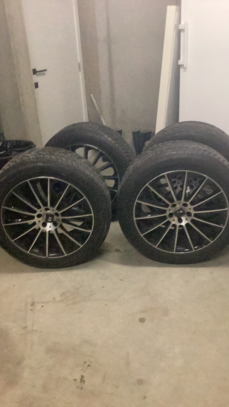 Mercedes winterbanden met AMG velgen    Mercedes suv GLC, Ophalen, Gebruikt, 275 mm, Winterbanden