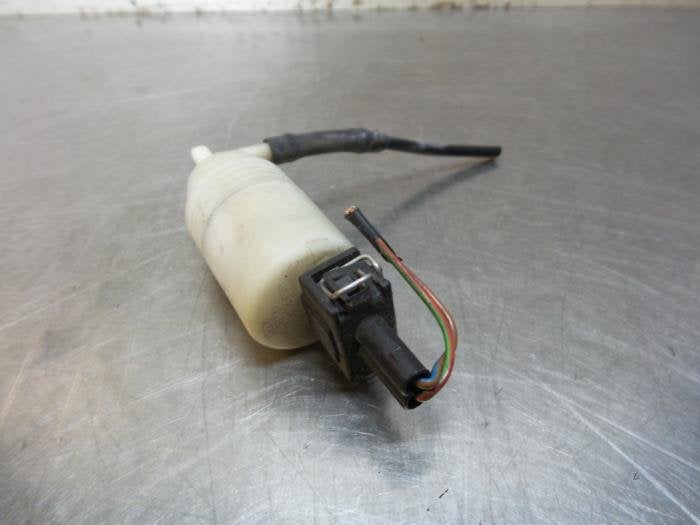 Ruitensproeierpomp voor van een Volkswagen Golf (Golf 91-), Gebruikt, -, Volkswagen, -