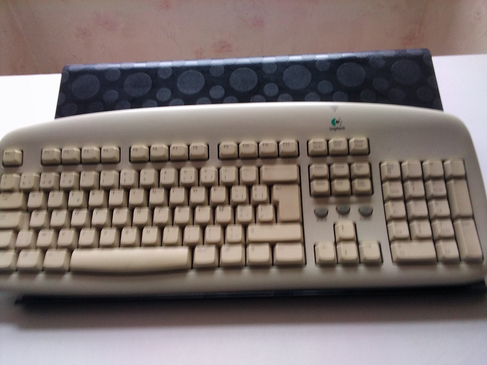 CLAVIER LOGITECH AZERTY AVEC FIXATION SURÉLEVÉE, Informatique & Logiciels, Enlèvement, Azerty, Sans fil