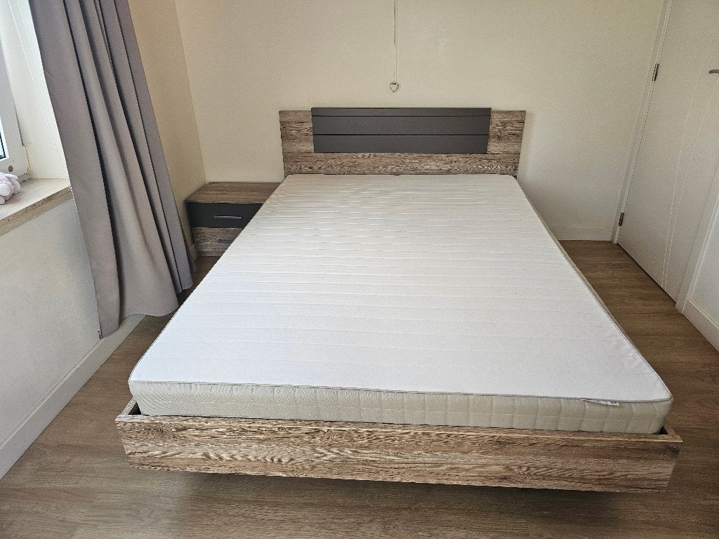 twijfelaar ikea + matras en 2 nachtkasjes, Huis en Inrichting, Slaapkamer | Bedden, Ophalen, 140 cm, Zo goed als nieuw, Twijfelaar